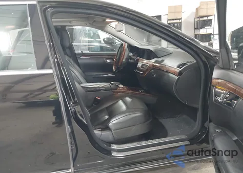 2011 Mercedes-Benz S 550 z USA, uszkodzony, nr VIN WDDNG7BB6BA408675